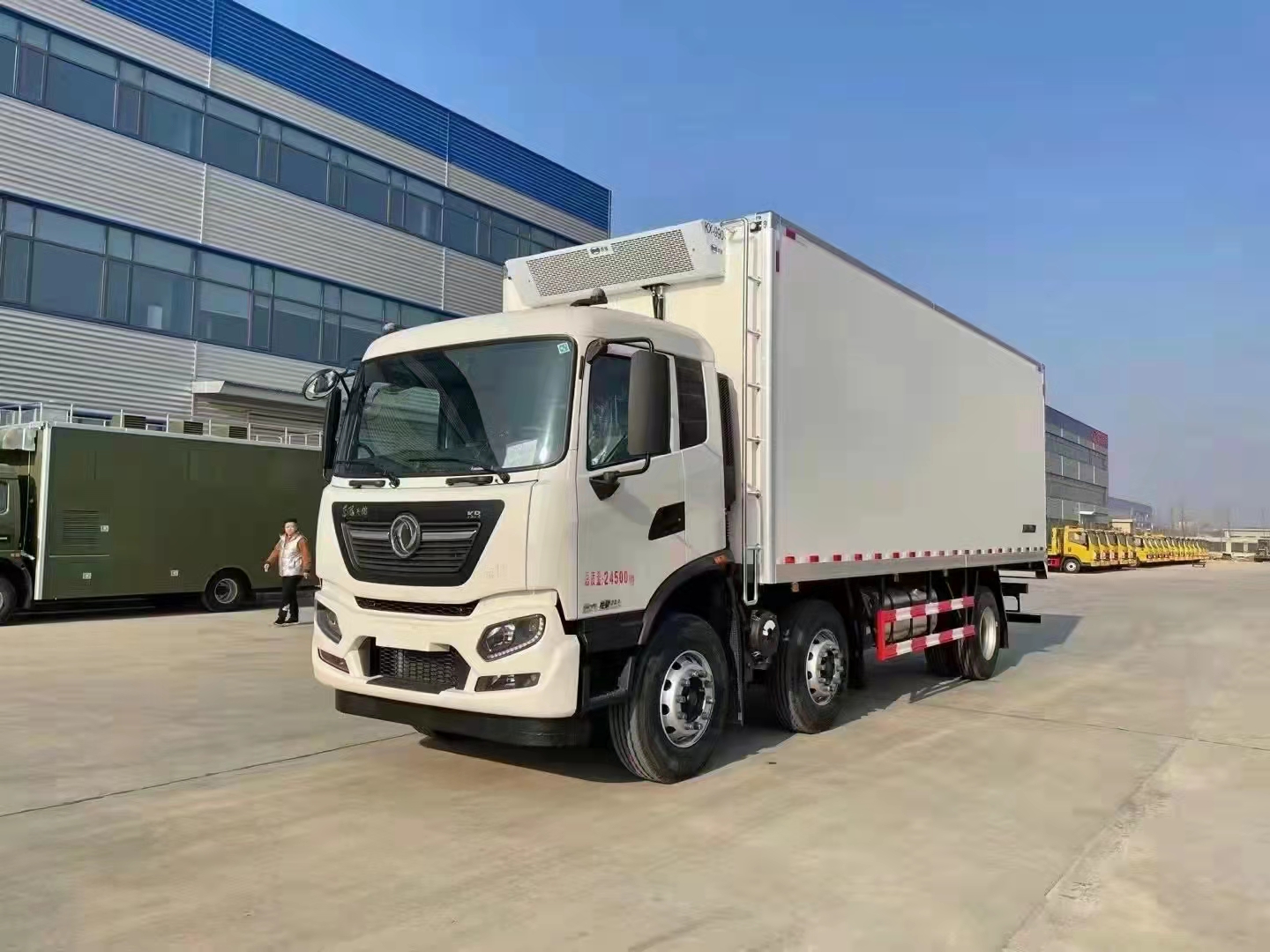 國(guó)六東風(fēng)天錦小三軸7.7米冷藏車