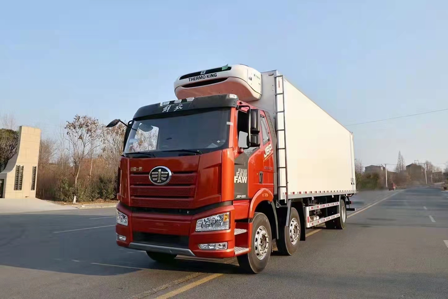 國(guó)六解放J6P小三軸9.6米冷藏車